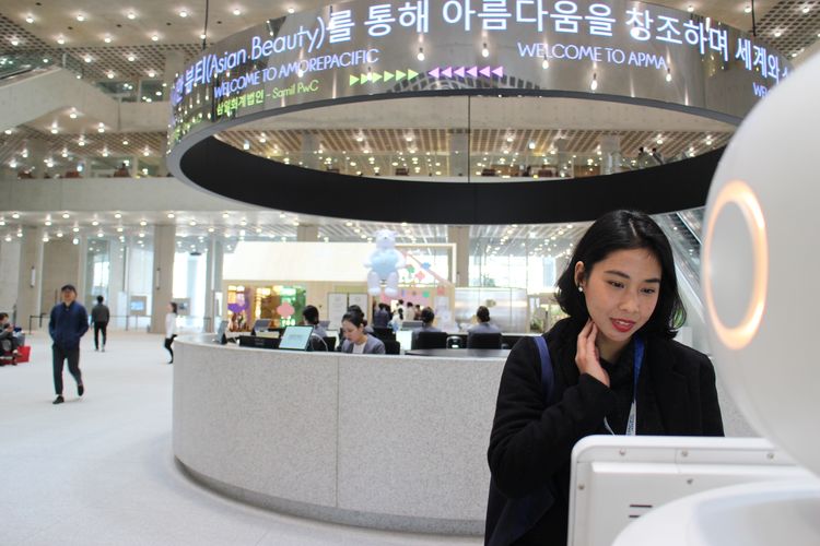 Pengunjung sedang menjajal salah satu teknologi milik kantor Amorepacific, Seoul, Korea Selatan.