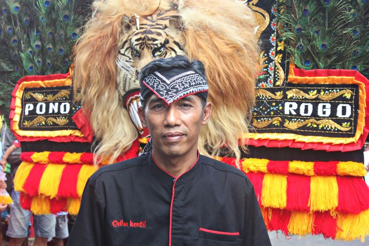 Budiono, warga Kabupaten Magetan yang memiliki wajah mirip Presiden Jokowi mengabdikan hidupnya untuk kesenian reog di Magetan. Budiono berhara kemiripan wajahnya dengan orang nomor satu di Indonesia akan membawa berkah kepada kesenian reog. 