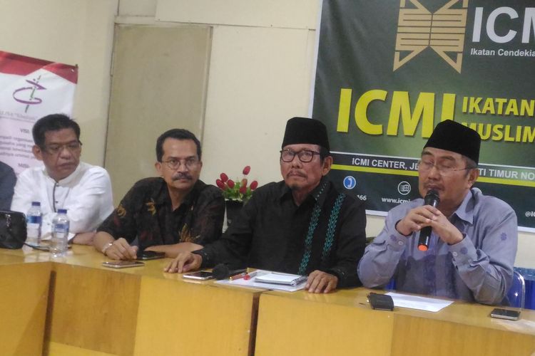 Ketua Ikatan Cendekiawan Muslim se-Indonesia (ICMI), Jimly Asshddiqie, di kantor ICMI, Jakarta Selatan, Senin (22/4/2019). 