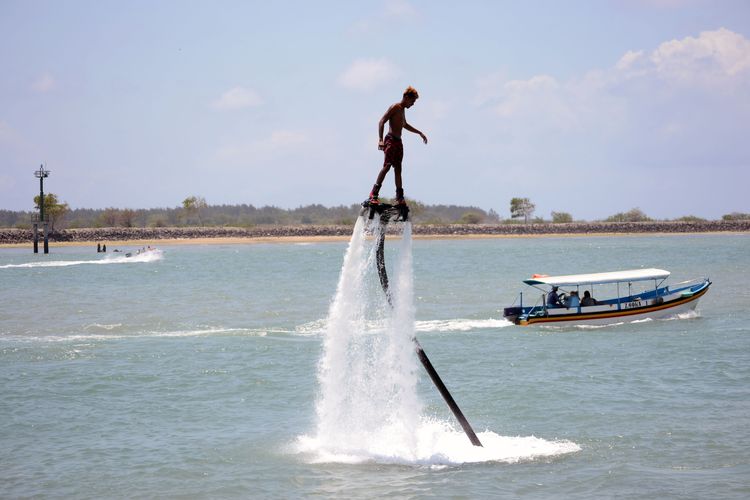 Flyboarding, aktivitas olahraga air ekstrem di Tanjung Benoa Bali.