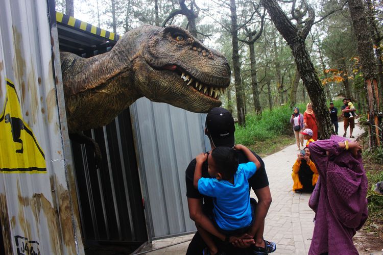 Salah satu penampilan Dinosaurus T-Rex di Mojosemi Park Magetan yang tiba tiba keluar dari kontainer yang mengejutkan pengunjung.