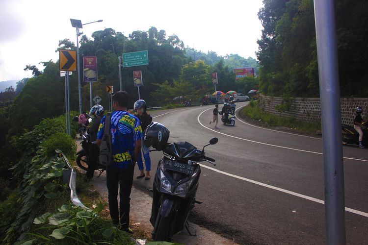 Belum dipasang rolling barier,  Dinas Perhubungan Kabupaten Magetan menghimbau warga berhati hati saat melintasi 2 titik rawan kecelakaan di jalur maut Telagsa Sarangan.