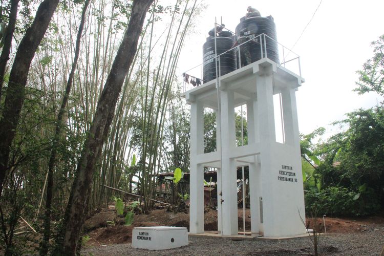 Sumur, menara, dan tandon air bantuan Kemenhan dan Unhan di Desa Pajerukan, Banyumas, Jawa Tengah. Gambar diambil pada Kamis (30/11/2023).