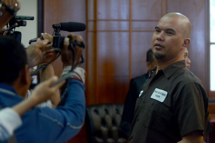 Terdakwa kasus dugaan pencemaran nama baik Ahmad Dhani Prasetyo usai mengikuti sidang di Pengadilan Negeri Surabaya, Selasa (11/6). Majelis Hakim menjatuhkan hukuman satu tahun penjara kepada terdakwa. 