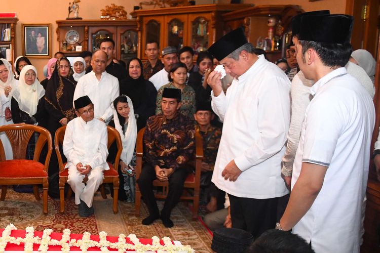 Presiden ke-6 RI Susilo Bambang Yudhoyono (kedua kanan) menangis disaksikan Presiden Joko Widodo (kedua kiri) dan Presiden ke-3 RI BJ Habibie (kiri) saat memberikan sambutan ketika kedatangan jenazah almarhum Ani Yudhoyono di Cikeas, Bogor, Jawa Barat, Sabtu (1/6/2019).