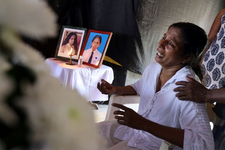 Ibunda Shaini, remaja 13 tahun yang tewas dalam ledakan bom yang menghancurkan sejumlah gereja dan hotel mewah saat Paskah, menangis saat persemayaman, di Negombo, Sri Lanka, Senin (22/4/2019).