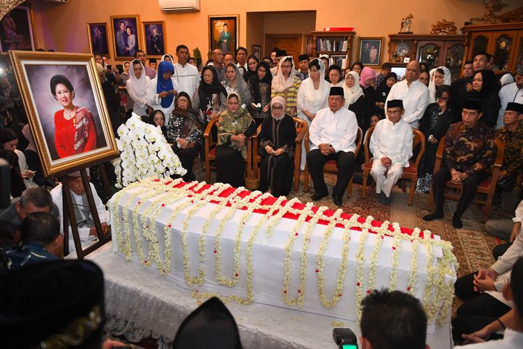 Presiden Joko Widodo (kanan) bersama Presiden ke-3 RI BJ Habibie (kedua kanan), Ibu Negara Iriana Joko Widodo (kiri), Ibu Mufidah Jusuf Kalla (kedua kiri) duduk bersama  Presiden ke-6 RI Susilo Bambang Yudhoyono (tengah) saat melayat almarhum Ani Yudhoyono di Cikeas, Bogor, Jawa Barat, Sabtu (1/6/2019).