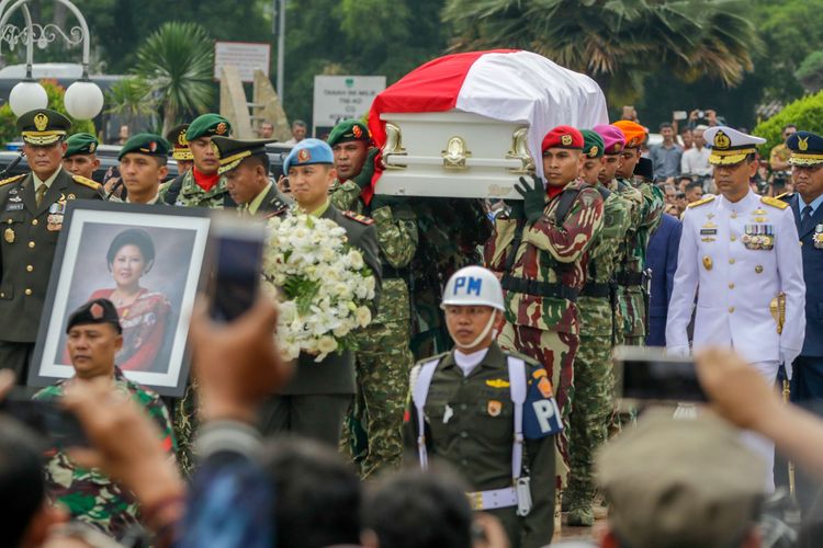 Pasukan membawa peti jenazah Ibu Negara 2004-2014 Ani Yudhoyono ke peristirahatan terakhir di Taman Makam Pahlawan Kalibata, Jakarta Selatan, Minggu (2/6/2019). Ani Yudhoyono meninggal karena sakit kanker darah.