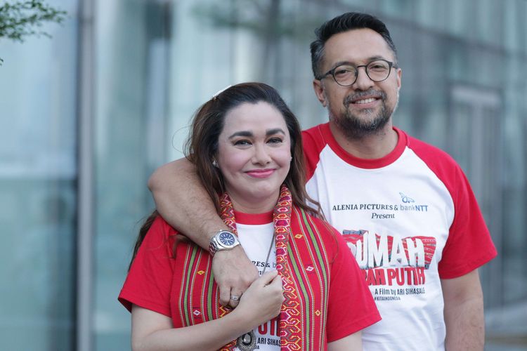 Pasangan Selebriti, Nia Zulkarnaen dan Ari Sihasale berpose saat media visit ke Kompas.com, Selasa (18/6/2019). Pasangan artis ini meluncurkan film berjudul Rumah Merah Putih.