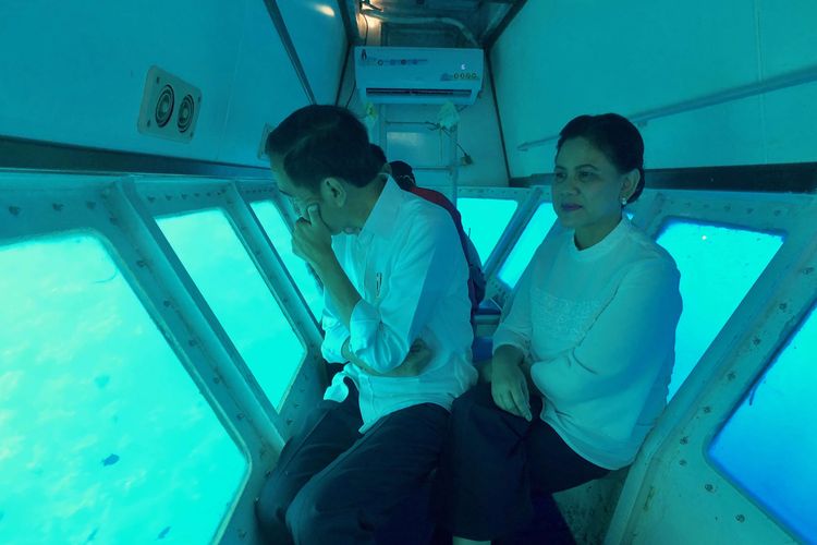 Presiden Joko Widodo bersama Ibu Negara Iriana Widodo saat melihat taman laut di Kepulauan Bunaken, Jumat (5/7/2019). Turut pula mendampingi Presiden adalah Gubernur Sulawesi Utara Olly Dondokambey, Sekretaris Kabinet Pramono Anung, Menteri Perhubungan Budi Karya Sumadi, Menteri PUPR Basuki Hadimuljono.