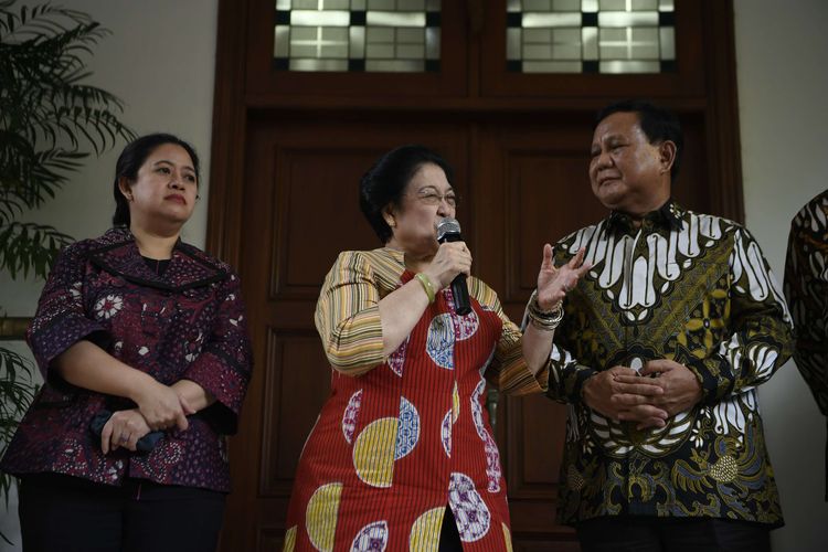 Ketua Umum PDI Perjuangan Megawati Soekarnoputri (tengah) dan Ketua Umum Partai Gerindra Prabowo Subianto (kanan) disaksikan Politikus PDI Perjuangan yang juga Menko PMK Puan Maharani (kiri) menyampaikan keterangan pers usai pertemuan tertutup di Jakarta, Rabu (24/7/2019). Pertemuan kedua tokoh nasional bersama sejumlah elit Partai Gerindra dan PDI Perjuangan tersebut dalam rangka silaturahmi pasca Pemilu Presiden 2019.