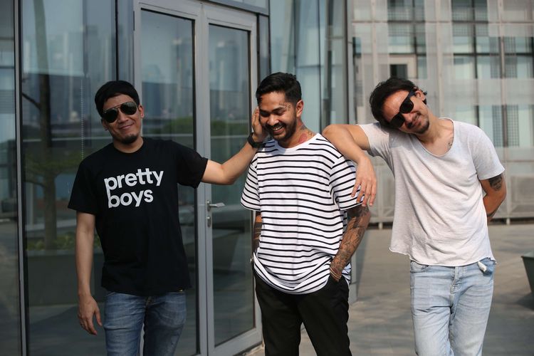 Deddy Mahendra Desta, Onadio Leonardo, dan Vincent Ryan Rompies berpose saat media visit promo film Pretty Boys di Kompas.com, Palmerah, Jakarta, Senin (9/9/2019).