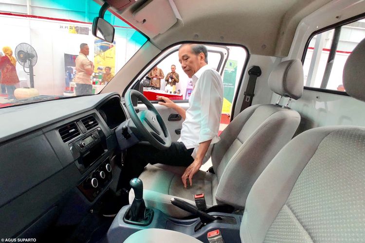 Presiden Joko Widodo menaiki salah satu produk mobil yang diluncurkan bersamaan dengan peresmian pabrik mobil Esemka milik PT Solo Manufaktur Kreasi, di Sambi-Boyolali, Jawa Tengah, Jumat (6/9/2019) siang.