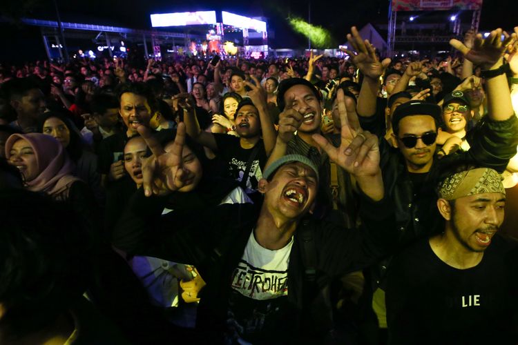 Sobat ambyar berjoget saat penyanyi Didi Kempot tampil di hari pertama Synchronize Festival 2019 di JI Expo Kemayoran, Jakarta, Jumat (4/10/2019).