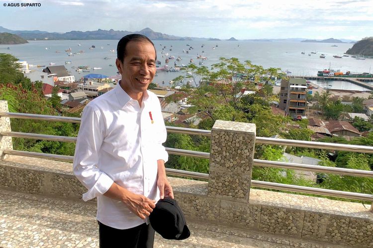 Presiden Joko Widodo meninjau Puncak Waringin, Labuan Bajo, Flores, NTT, Rabu (10/7/2019).