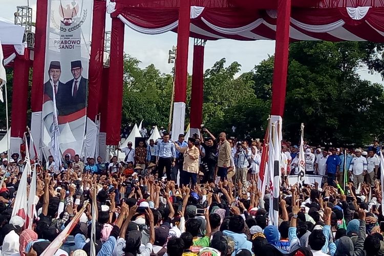 Capres 02 Prabowo Subianto dihadapan pendukungnya dalam kampanye rapat umum terbuka di Stadion Sriwedari Solo, Jawa Tengah, Rabu (10/4/2019).