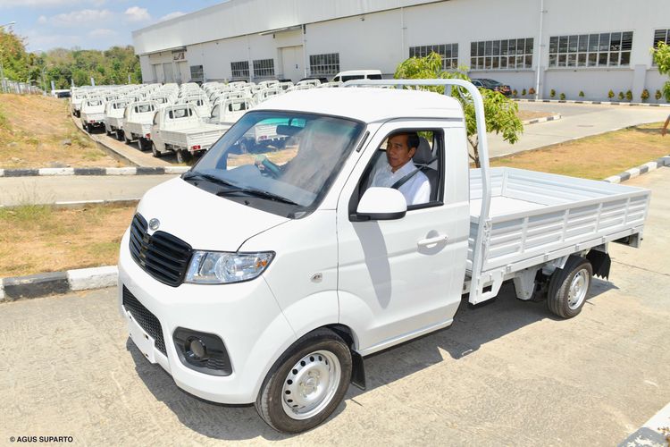 Presiden Joko Widodo menaiki salah satu produk mobil yang diluncurkan bersamaan dengan peresmian pabrik mobil Esemka milik PT Solo Manufaktur Kreasi, di Sambi-Boyolali, Jawa Tengah, Jumat (6/9/2019) siang.