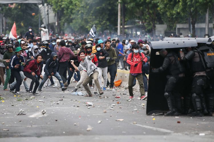 Kericuhan terjadi saat demonstrasi menolak UU Cipta Kerja di kawasan Istana Negara, Jakarta, Kamis (8/10/2020).