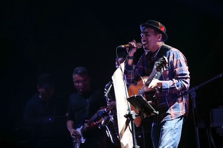 Glenn Fredly tampil dalam Festival Mesin Waktu di Ji Expo Kemayoran, Jakarta, Sabtu (17/8/2019).