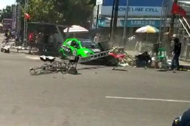 Dokumen warga: mobil Brio tergelincir dan menabrak batas penonton di Kejurnas Slalom Auto Gymkhana di Kota Tegal, Sabtu (7/9/2019)