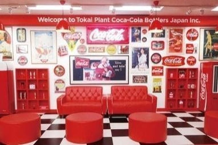 Pojok foto di pabrik Coca Cola Tokai ini sangat mirip dengan Museum Coca Cola di Atlanta.