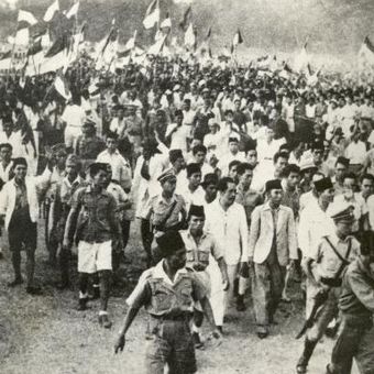 Sejak awal rakyat telah aktif berjuang menuju dan mempertahankan kemerdekaan. Mereka pun berbondong-bondong tanpa rasa takut untuk menghadiri rapat umum di Lapangan Ikada (Monas sekarang) di Jakarta, mendengar pidato Presiden Soekarno (barisan depan, di belakang polisi) pada 19 September 1945.