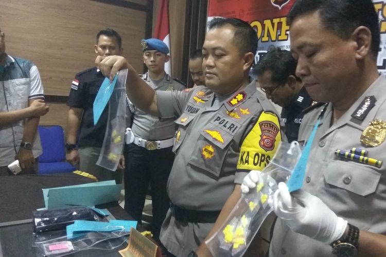 Kapolres Banjar, AKBP Yulian Perdana (kiri) menunjukkan barang bukti excimer yang diamankan dari dua pengedar excimer saat ekspos kasus di Mapolres Banjar, Selasa (7/5/2019).
