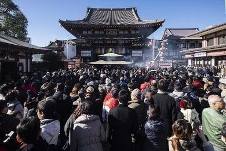 Upacara di kuil Kawasaki Daishi Heikenji, dipimpin oleh salah satu yakuyoke daishi (rahib kuno Kukai yang mengusir roh jahat) terkemuka di Jepang.