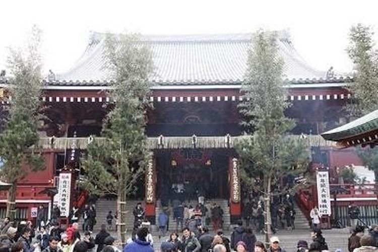 Kuil Sensoji memuja dewi tertua di Tokyo, Kannon-sama (Dewi Welas Asih umat Buddha Jepang).