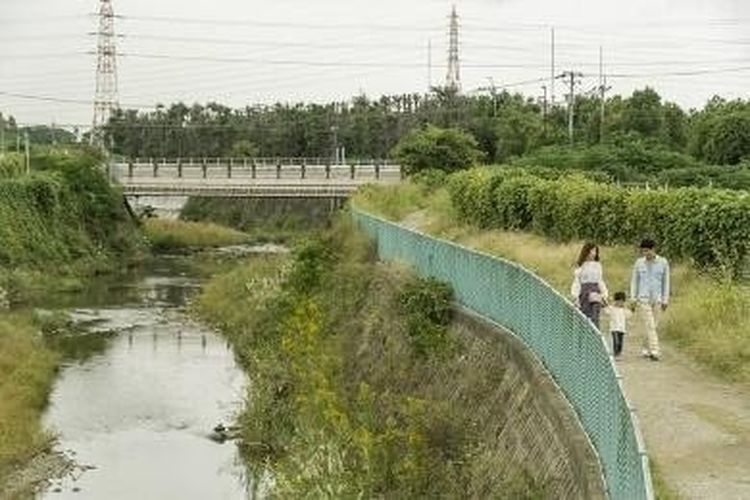 Setelah memarkir mobil, keluarga Sasaki berjalan selama lima menit menuju pinggi Sungai Senri.