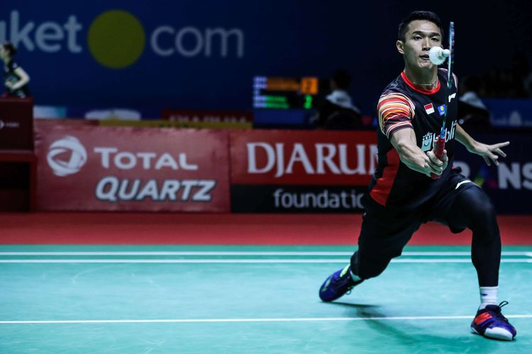 Tunggal Putra Indonesia, Jonatan Christie bertanding melawan tunggal putra Taiwan, Chou Tien Chen pada pertandingan perempat final BliBli Indonesia Open 2019 di Istora Senayan Jakarta, Jumat (19/7/2019). Jonatan Christie gagal melaju ke babak semifinal setelah kalah 16-21, 21-18, dan 21-14.