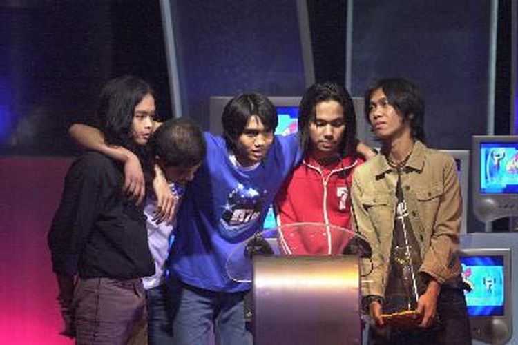 Grup musik pop asal Yogyakarta, Sheila on 7, memperoleh penghargaan Album Terbaik dengan album terakhir mereka 07 Des dalam acara AMI-Sharp Awards di Jakarta, Jumat (6/9/2002).
