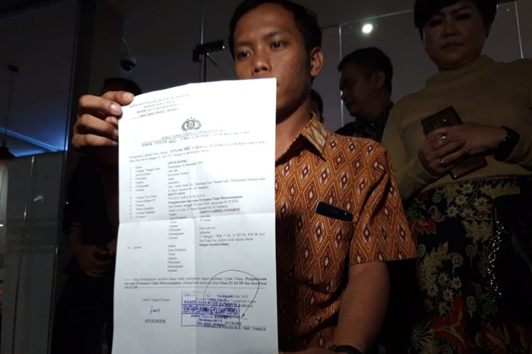 Pegawai La Lisa Hotel Surabaya, AR (28), yang menjadi korban pemukulan oknum pilot Lion Air melaporkan kasus penganiayaan tersebut di Mapolrestabes Surabaya, Jumat (3/5/2019).