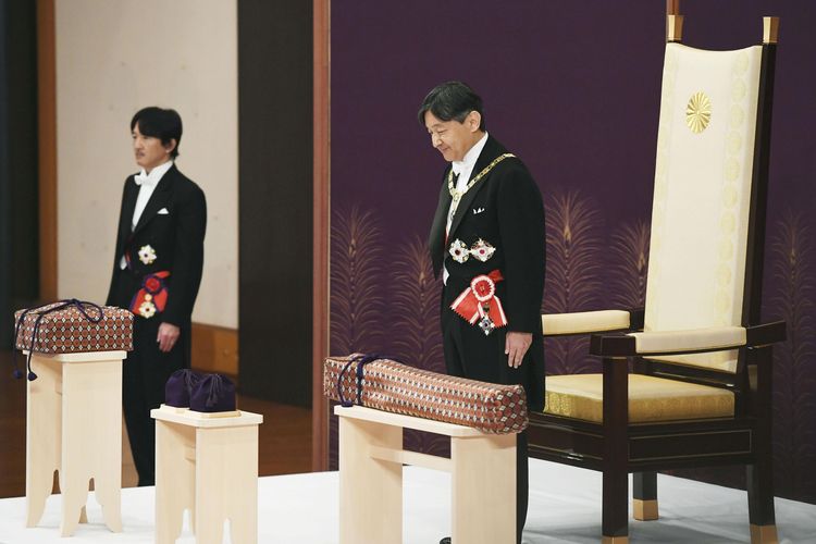 Kaisar Jepang Naruhito, didampingi Putra Mahkota Akishino, menghadiri ritual bernama Kenji-to-Shokei-no-gi, sebuah upacara penyerahan simbol dan pusaka kekaisaran di Istana Tokyo pada 1 Mei 2019.