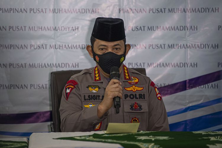 Kapolri Jenderal Pol Listyo Sigit Prabowo menyampaikan keterangan pers saat bersilaturahmi di Kantor Pusat PP Muhammadiyah, Jakarta, Jumat (29/1/2021). Silaturahmi tersebut dalam rangka menjaga sinergitas dan soliditas yang selama ini sudah terjalin antara Polri dan Muhammadiyah. ANTARA FOTO/Aditya Pradana Putra/rwa.