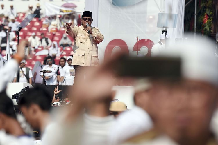 Capres nomor urut 02 Prabowo Subianto menyampaikan orasi politik saat kampanye akbar di Stadion Gelora Bung Karno, Senayan, Jakarta, Minggu (7/4/2019).