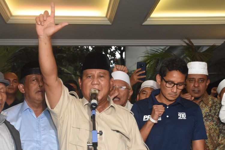 Capres nomor urut 02 Prabowo Subianto (tengah) bersama Cawapres Sandiaga Uno dan petinggi partai pendukung mengangkat tangan saat mendeklarasikan kemenangannya pada Pilpres 2019 kepada awak media di kediaman Kertanegara, Jakarta, Kamis (18/4/2019). Prabowo kembali mendekalarasikan kemenangannya versi real count internal BPN sebesar 62 persen.