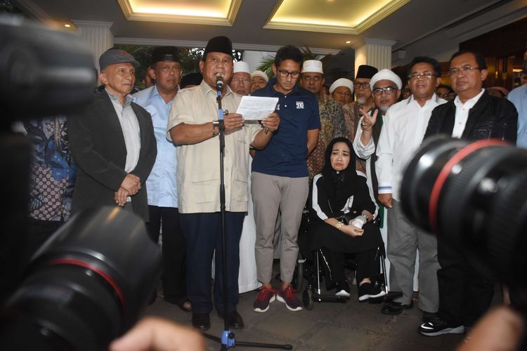 Capres nomor urut 02 Prabowo Subianto (tengah) bersama Cawapres Sandiaga Uno dan petinggi partai pendukung mendeklarasikan kemenangannya pada Pilpres 2019 kepada awak media di kediaman Kertanegara, Jakarta, Kamis (18/4/2019). Prabowo kembali mendekalarasikan kemenangannya versi real count internal BPN sebesar 62 persen.