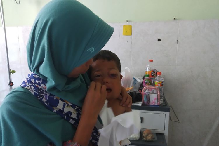 Rido bocah dua tahun, pengidap penyakit Tumor ganas, saat digendong ibunya di ruang perawatan RSUD Lombok Timur