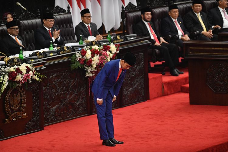 Presiden Joko Widodo memberi hormat sebelum menyampaikan pidato dalam Sidang Tahunan MPR di Kompleks Parlemen, Senayan, Jakarta, Jumat (16/8/2019). 