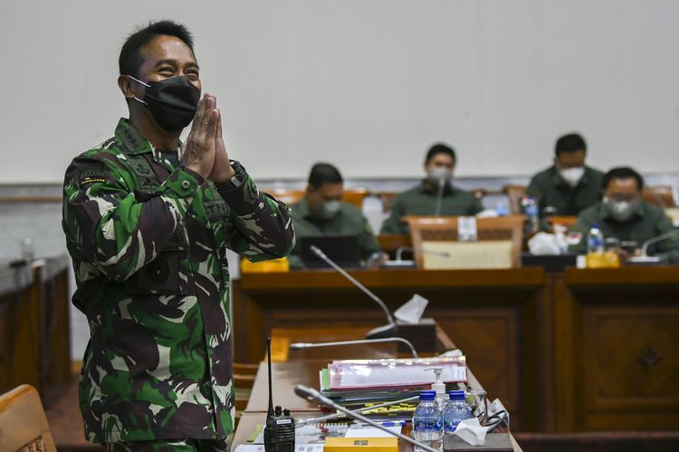 Kepala Staf TNI Angkatan Darat (KSAD) Jenderal TNI Andika Perkasa memberi salam sebelum mengikuti uji kelayakan dan kepatutan calon Panglima TNI di Komisi I DPR, Kompleks Parlemen, Senayan, Jakarta, Sabtu (6/11/2021). Presiden Joko Widodo mengajukan KSAD Jenderal TNI Andika Perkasa menjadi calon tunggal Panglima TNI kepada DPR sebagai pengganti Panglima TNI Marsekal TNI Hadi Tjahjanto yang akan memasuki masa pensiun. ANTARA FOTO/Galih Pradipta/wsj.
