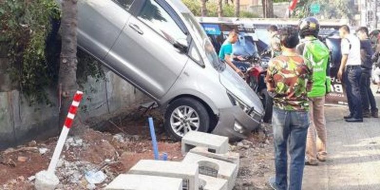 Mobil terjun dari gedung parkir