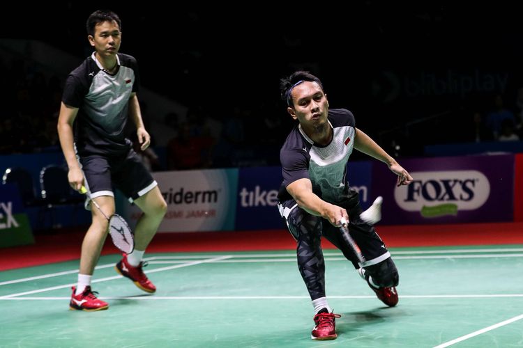 Ganda putra Indonesia Mohammad Ahsan dan Hendra Setiawan saat melawan ganda putra Indonesia Kevin Sanjaya Sukamuljo dan Marcus Fernaldi Gideon dalam final Blibli Indonesia Open 2019 di Istora Gelora Bung Karno, Jakarta, Minggu (21/7/2019). Marcus-Kevin keluar sebagai juara setelah menang 21-19, 21-16.