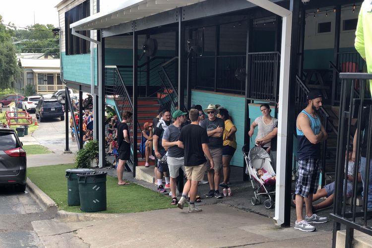 Suasana antrean pembeli di Franklin Barbecue, Austin, Texas pada Selasa (9/7/2019). 