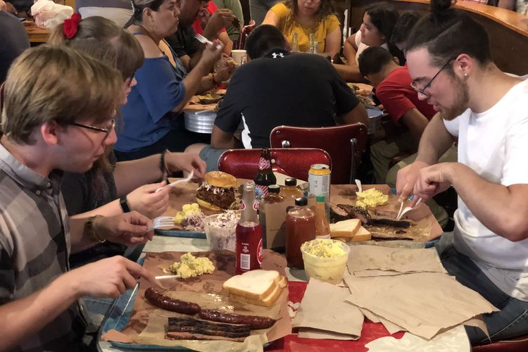 Suasana di dalam restoran Franklin Barbecue di Austin, Texas, Selasa (9/7/2019). 