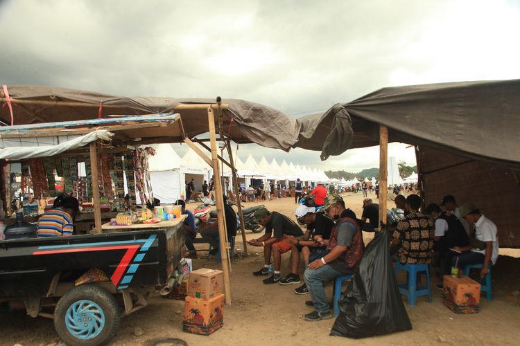 Pedagang dadakan hadir di Sirkuit Mandalika. Mereka memanfaatkan kesempatan bersamaan berlangsungnya gelaran WSBK Mandalika.