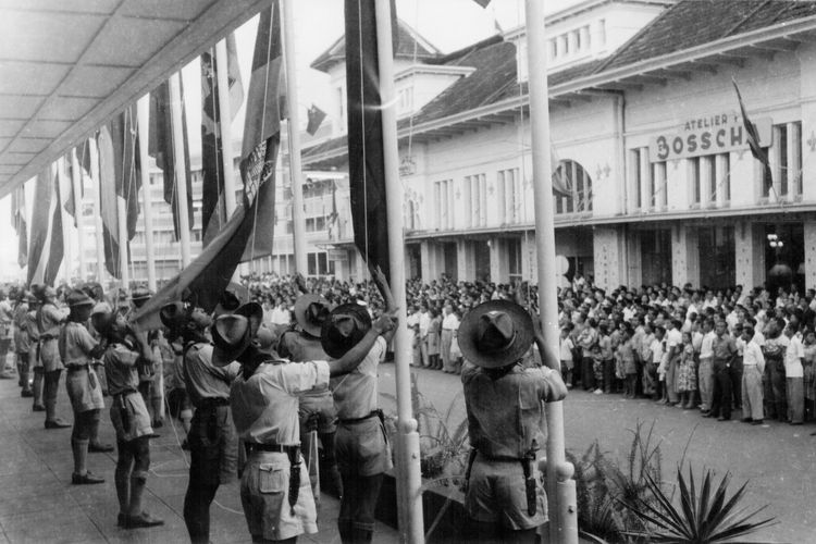 Pandu Indonesia mengibarkan bendera negara-negara peserta Konferensi Asia-Afrika di Bandung, 19 April 1955