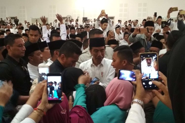 Presiden Jokowi disambung massa yang hadir dalam kegiatan silaturahim dengan ulama dan tokoh masyarakat se-eks karesidenan Kedu, di Gedung Tribakti Kota Magelang, Sabtu (23/3/2019) sore.