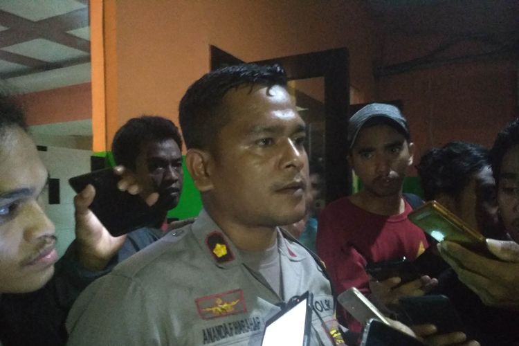 Kapolsek Panakukang Kompol Ananda Fauzi Harahap saat diwawancara wartawan usai penemuan mayat perempuan tanpa identitas di hotel di Makassar, Kamis (11/4/2019).