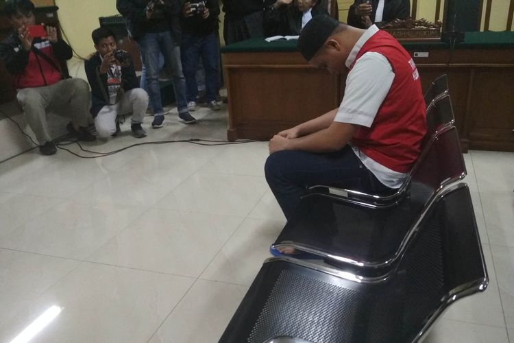 Muhammad Rusdi (21), Terdakwa Pembunuhan Aldama Putra Pongkala taruna tingkat 1 ATKP Makassar saat disidangkan di ruang Bagir Manan, Pengadilan Negeri Makassar, Senin (24/6/2019).